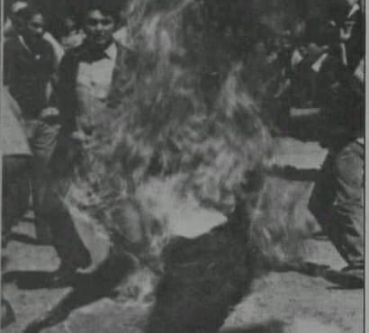 Fotografía de la inmolación de Joaquín Antonio Suárez en la plaza del Ayuntamiento de Ponferrada