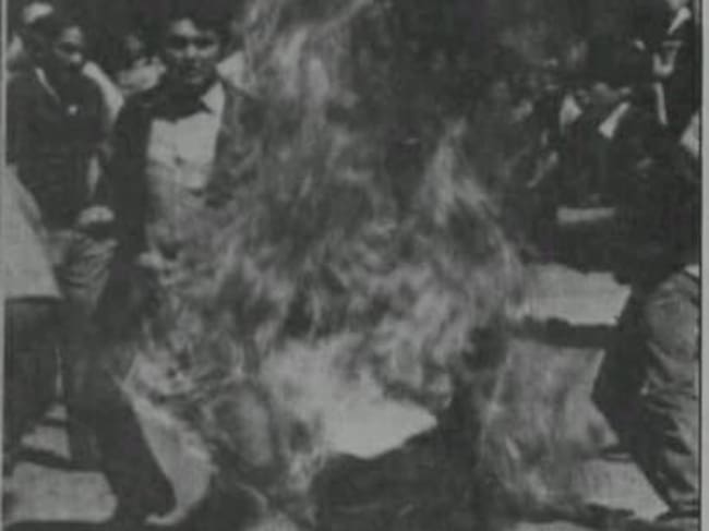 Fotografía de la inmolación de Joaquín Antonio Suárez en la plaza del Ayuntamiento de Ponferrada