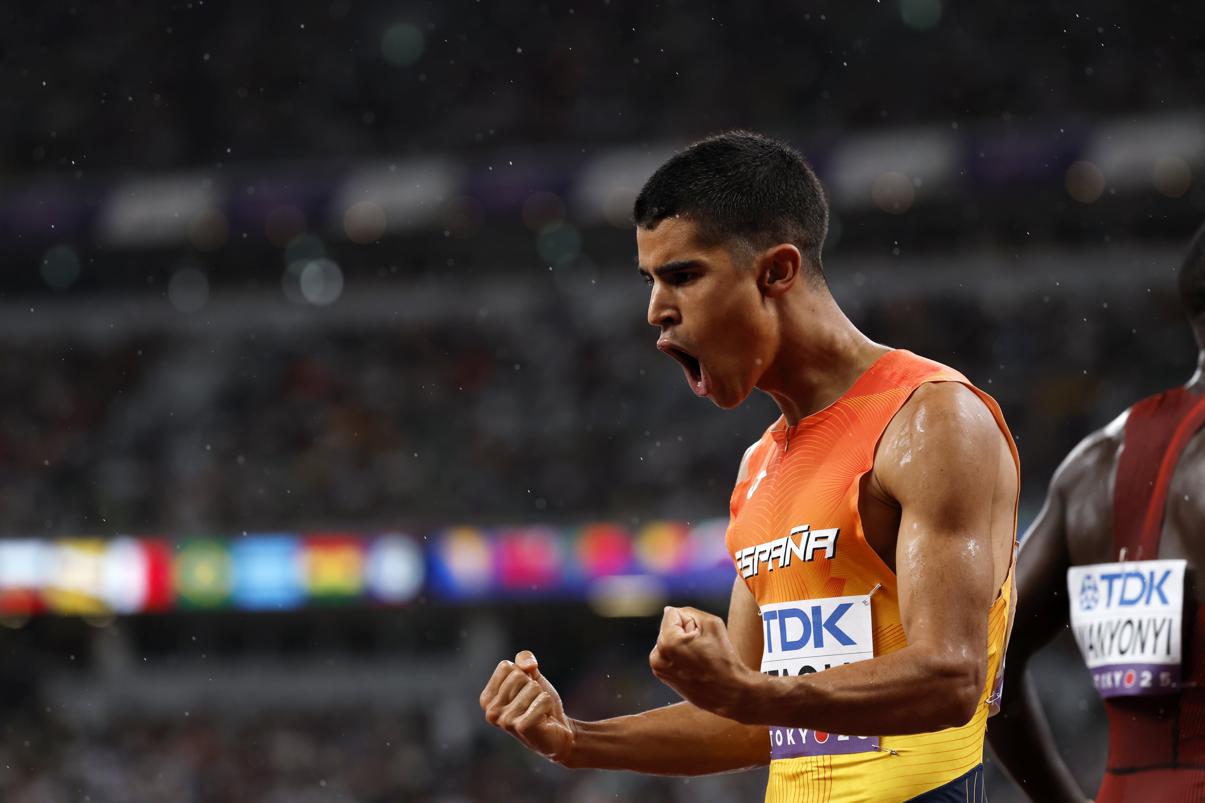 Mohamed Attaoui celebra la victoria en la semifinal de 800 metros masculino en el Campeonato Mundial de Atletismo de 2025 en Tokio, Japón, EFE/EPA/FRANCK ROBICHON