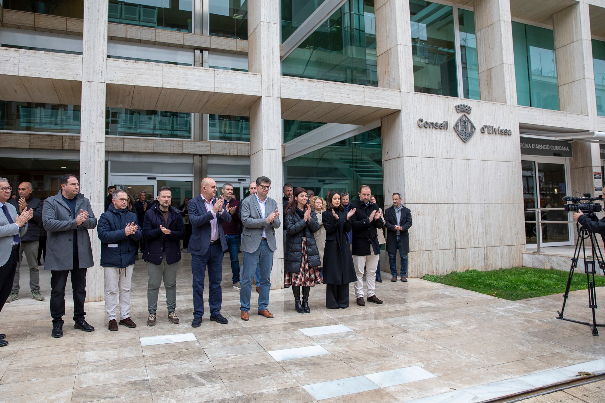 Un momento durante el minuto de silencio en el Consell de Ibiza