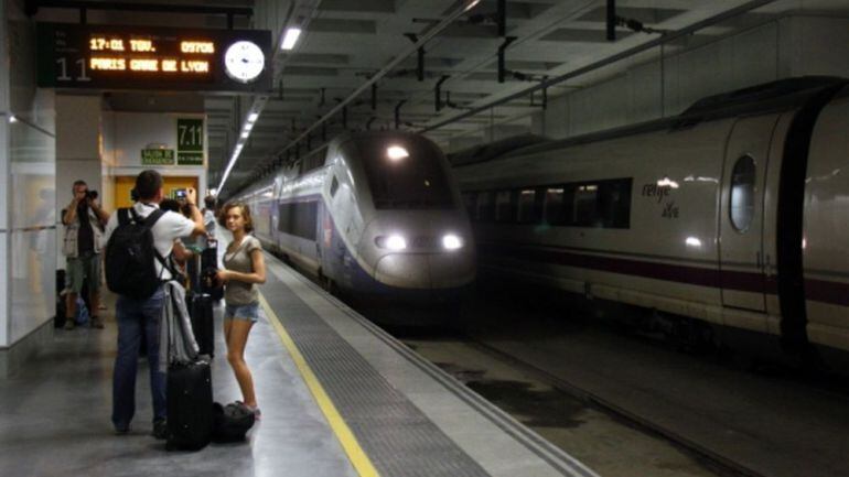 Els trens passen dia a dia però el pla de seguretat no està aprovat.