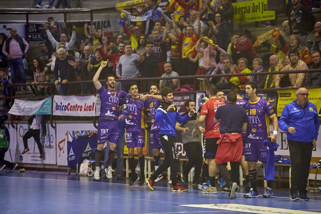 La plantilla del Villa de Aranda celebra un triunfo de la pasada temporada en el Príncipe de Asturias.