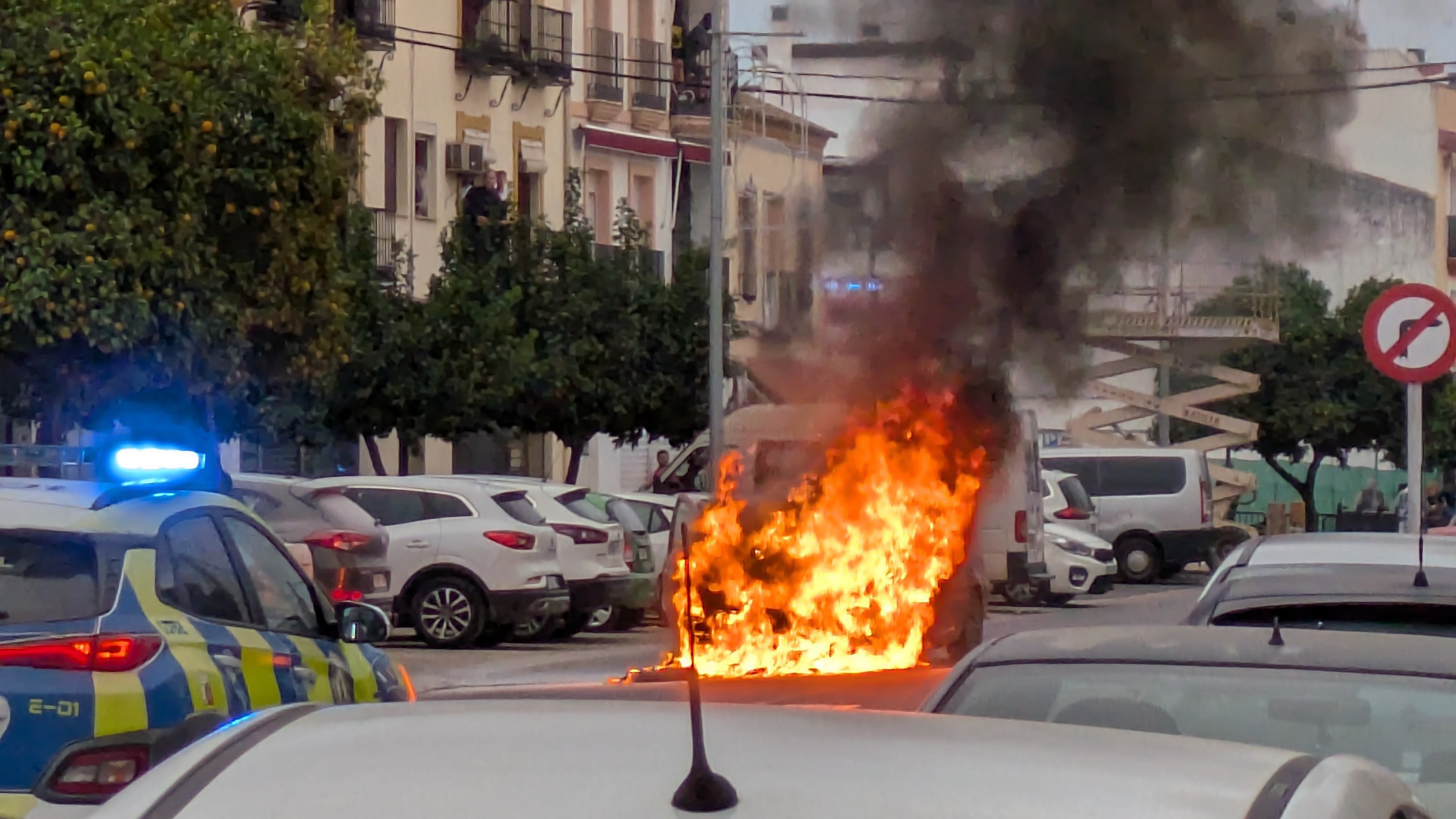 Vehículo incendiado en la avenida de Andalucía