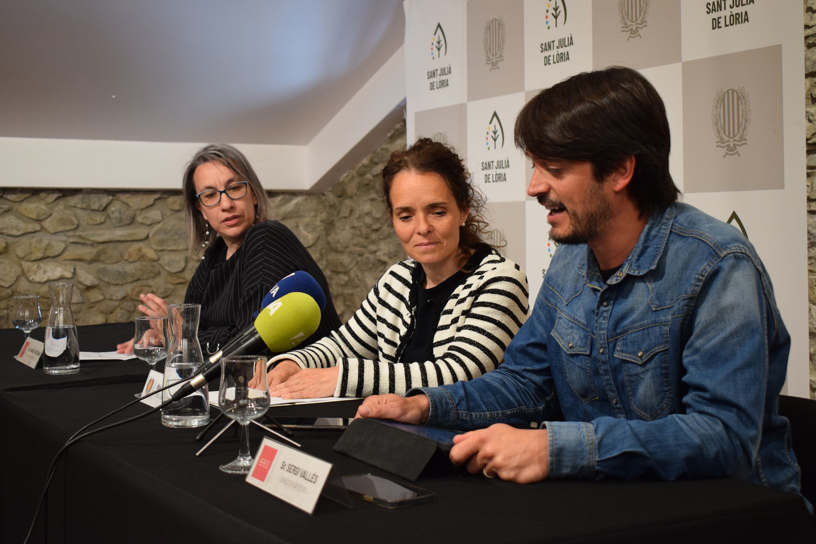 La consellera de Cultura i Educació del comú de Sant Julià, Sònia Carrillo, el director artístic del FesTac, Sergi Vallés, i la directora executiva del festival, Manoli Perpiñan, durant la presentació de la segona edició del FesTac.