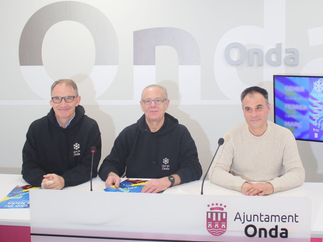 El concejal de Deportes, Jovi Iserte, Cristóbal Caballer y Vicente Prades, presidente y vice-presidente del Club respectivamente.