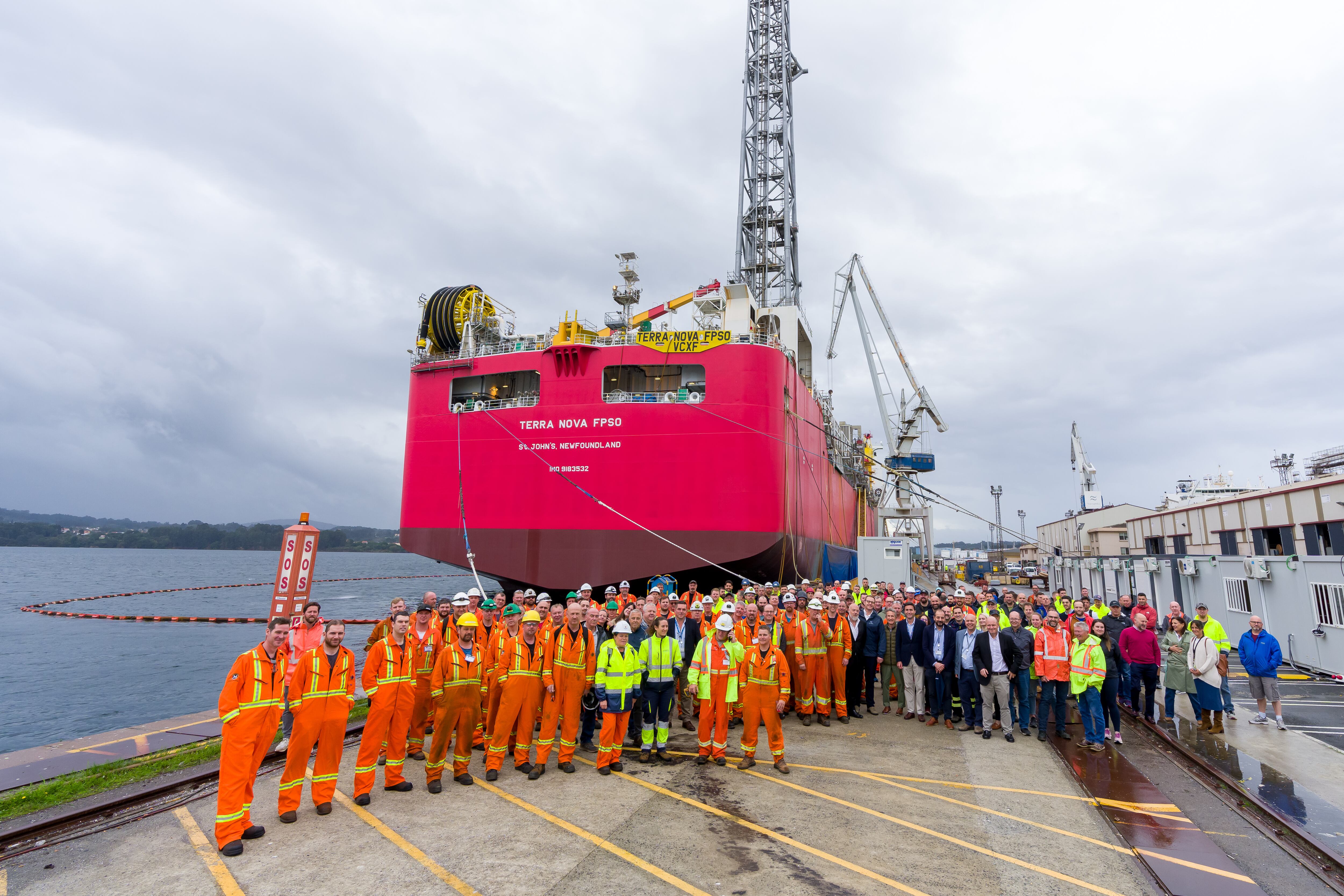 Autoridades, trabajadores y directivos presentes en el acto de Navantia Ferrol ante la plataforma &quot;Terra Nova&quot;