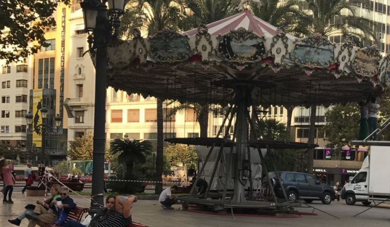 Estructura del "carrusel" que ya ha empezado a instalarse en la plaza del Ayuntamiento de Valencia