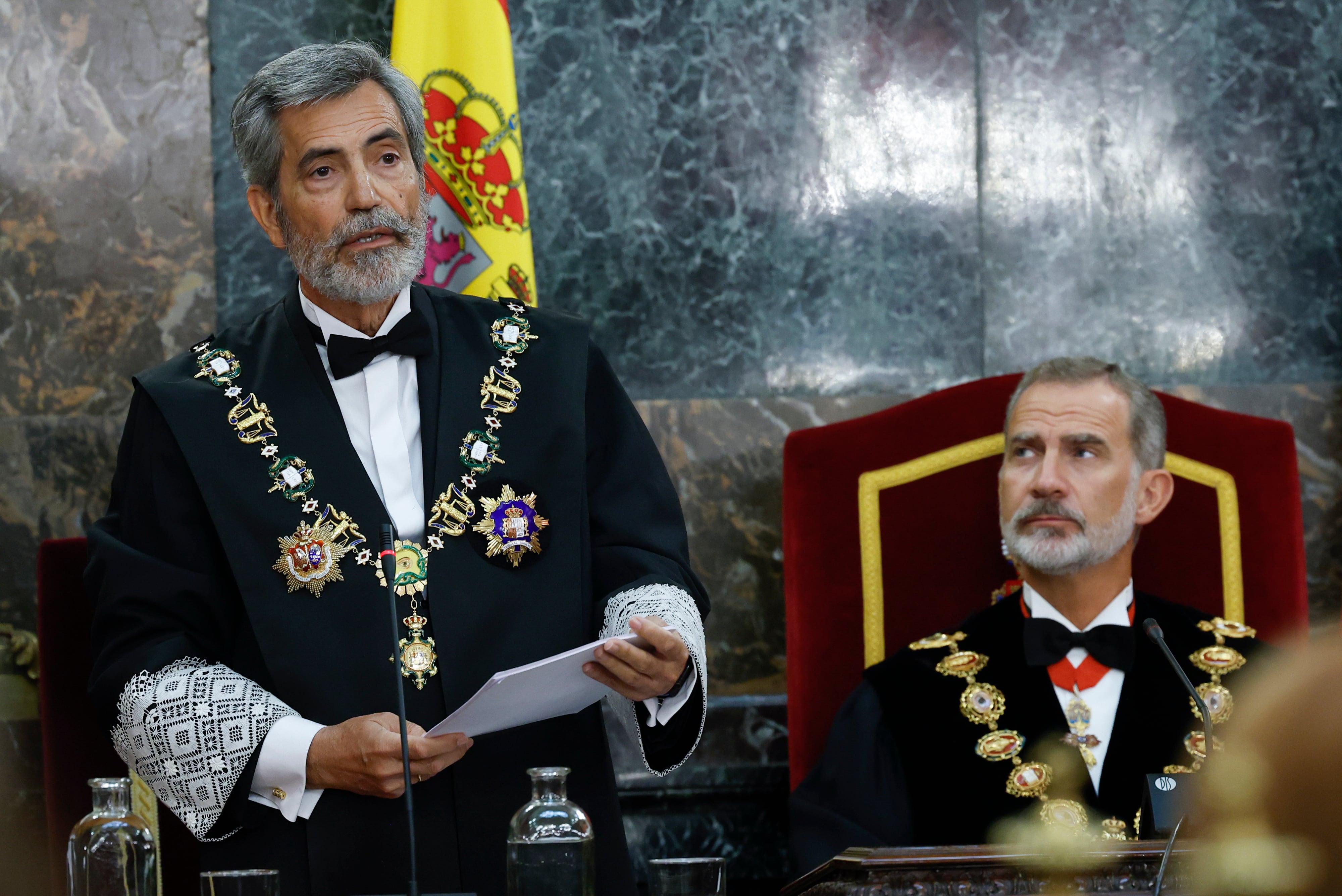 El presidente del Tribunal Supremo, Carlos Lesmes (i), ante el rey Felipe, interviene en el acto de apertura del Año Judicial 2022/2023.