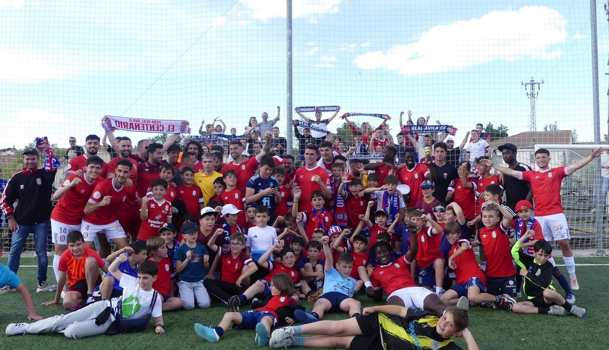 Los jugadores del Real Ávila celebraron el triunfo con sus aficionados