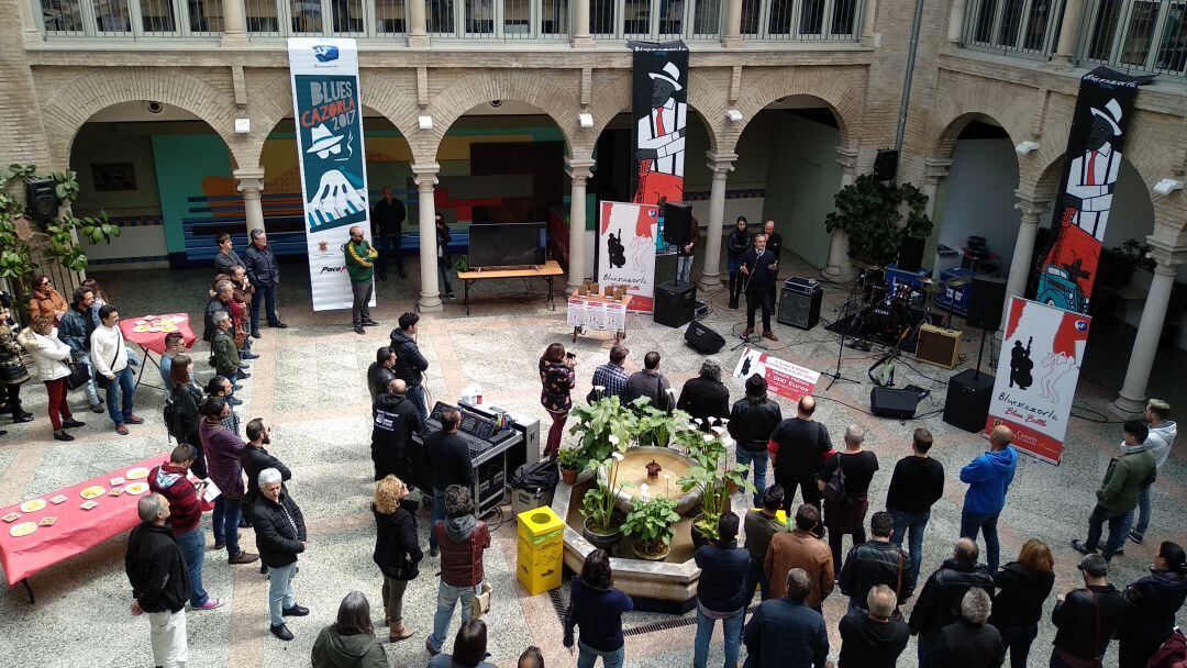 Presentación Blues Battle en el patio del ayuntamiento de Cazorla