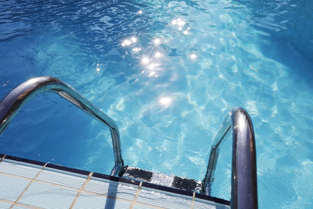 Imagen de archivo de una piscina.