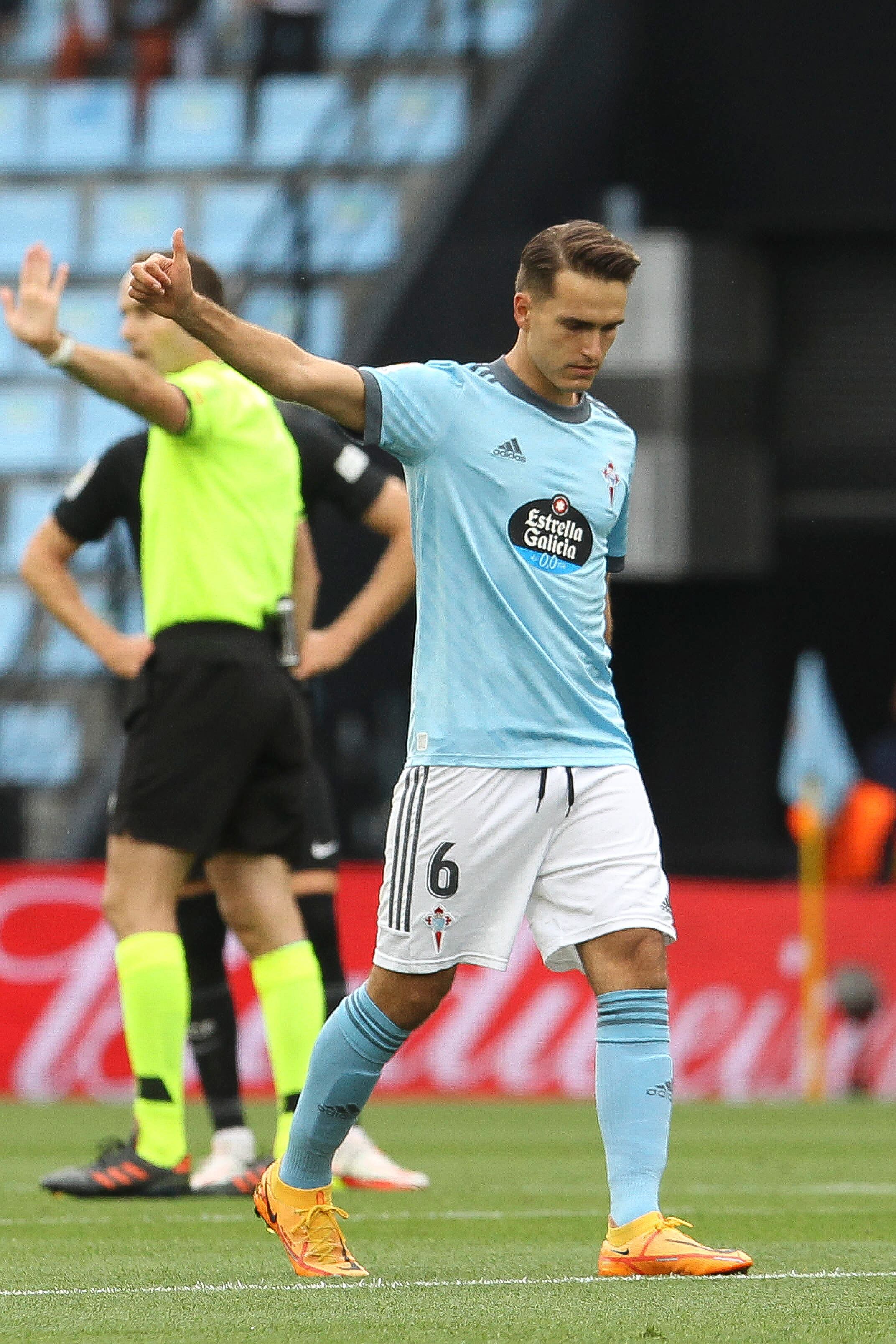 Vigo (Pontevedra), 15/05/2021.- El centrocampista del Celta, Denis Suárez, celebra el primer gol del equipo gallego durante el encuentro correspondiente a la jornada 37 de primera división que disputan hoy domingo frente al Elche en el estadio Balaidos de Vigo. EFE / Salvador Sas.
