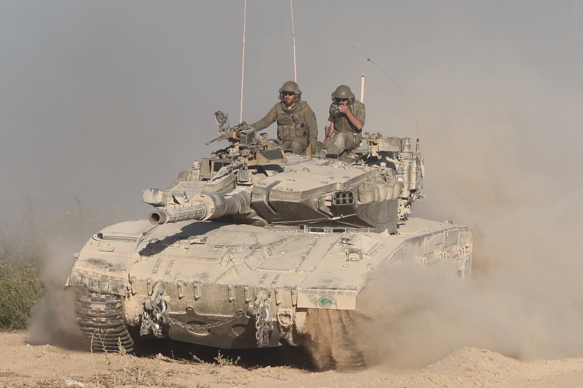 Un tanque israelí patrullando por la frontera con Jordania, en el norte de la Franja de Gaza