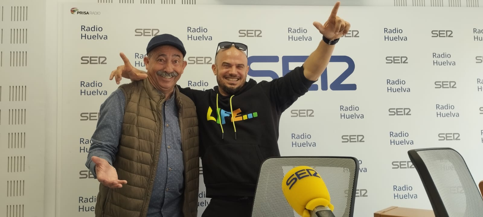 Adrian Manomatic, grafitero onubense junto a Antonio García ex director de la Escuela de Arte León Ortega de Huelva