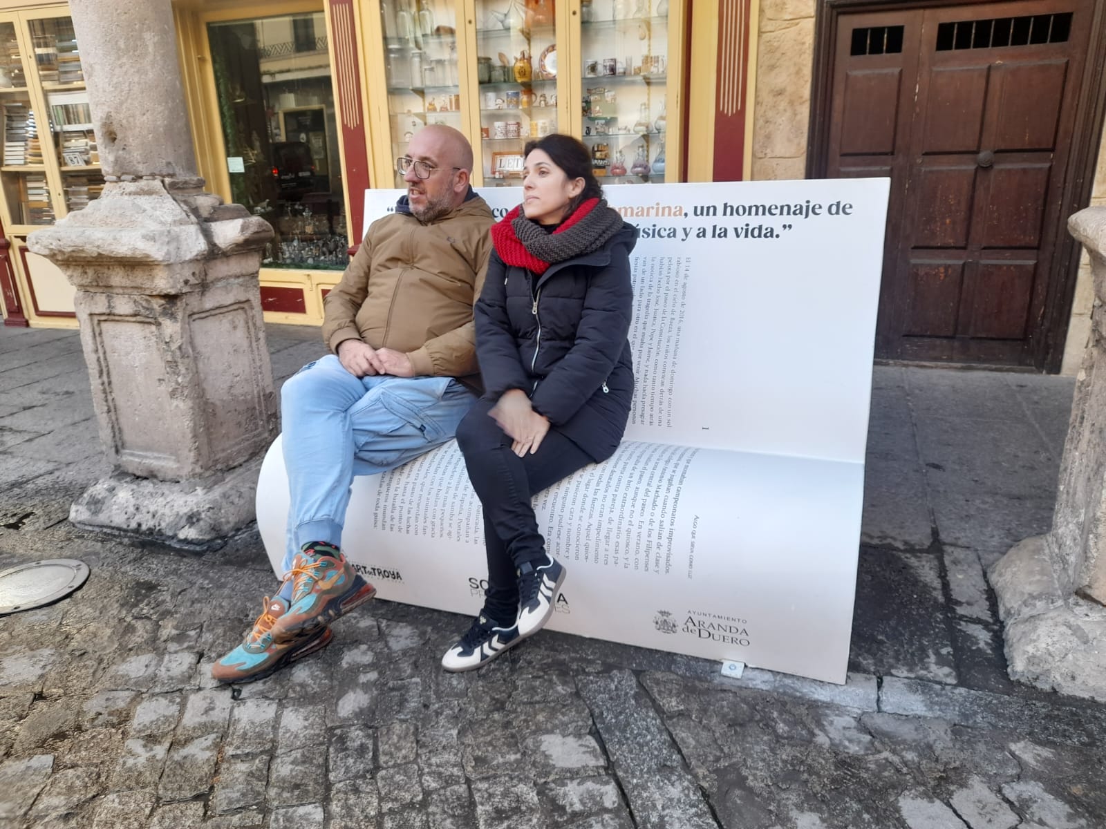 Javier Ajenjo junto a una compañera de Art de Troya estrena el banco de homenaje de Sonorama Ribera a Supersubmarina