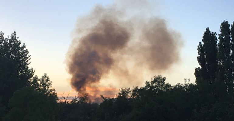 Columna de humo del incendio de Dehesa Vieja en Sanse
