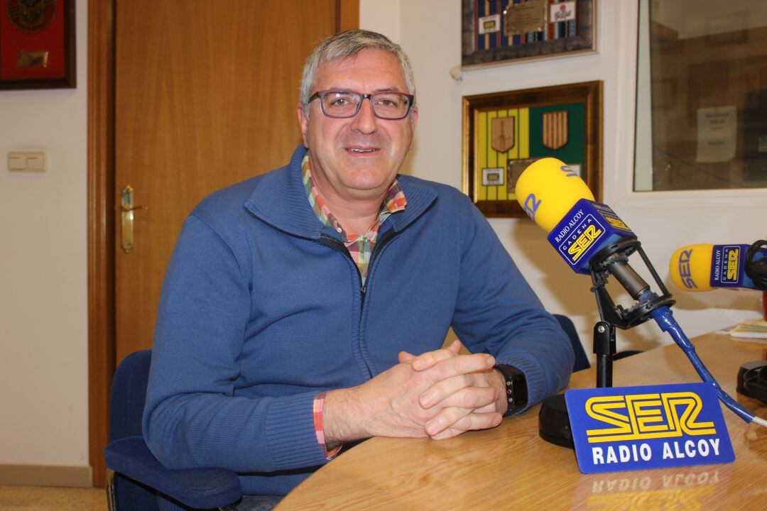 El alcalde de Agres per Junts per Agres-Compromís, Josep Manel Francés, en una foto de archivo en el estudio de Radio Alcoy.
