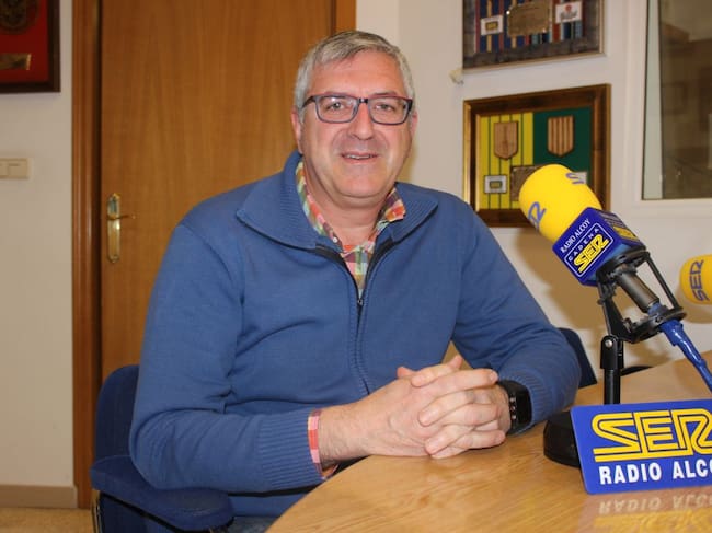 El alcalde de Agres per Junts per Agres-Compromís, Josep Manel Francés, en una foto de archivo en el estudio de Radio Alcoy.