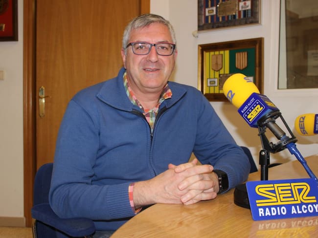El exalcalde de Agres per Junts per Agres-Compromís, Josep Manel Francés, en una foto de archivo en el estudio de Radio Alcoy.