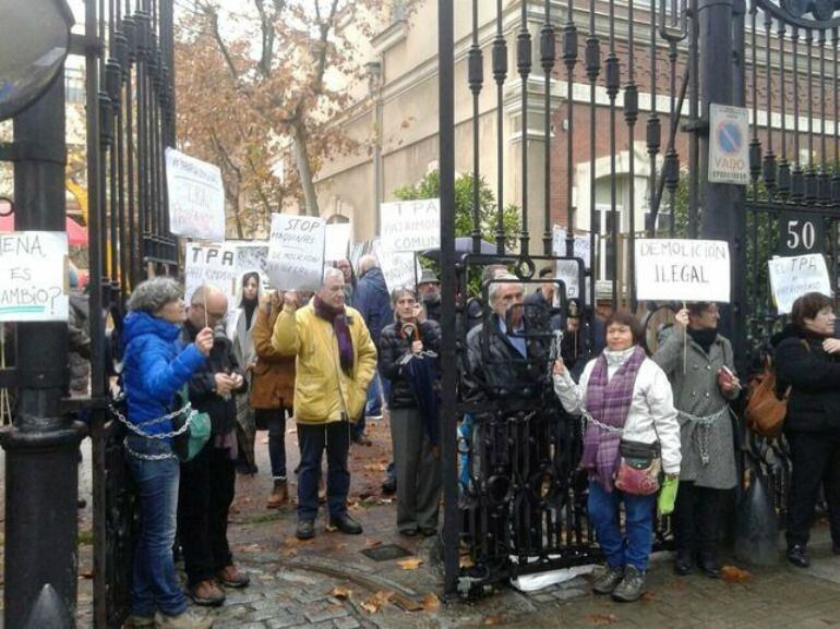 Vecinos y políticos protestando a las puertas del Taller de Precisión de Artillería