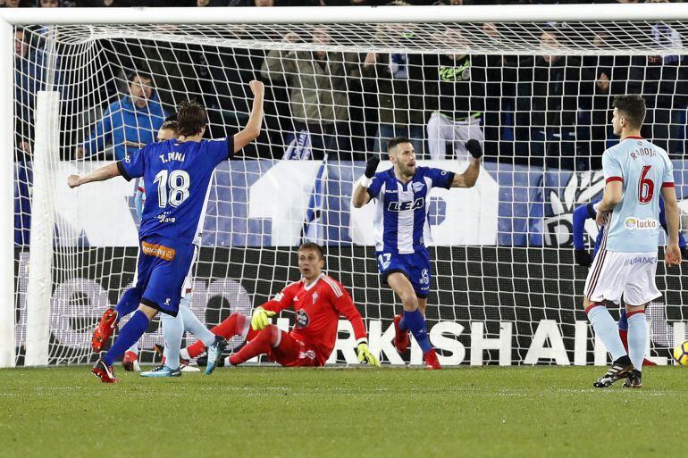 El centrocampista de Deportivo Alavés Alfonso Pedraza celebra tras marcar el primer gol ante el Celta de Vigo.