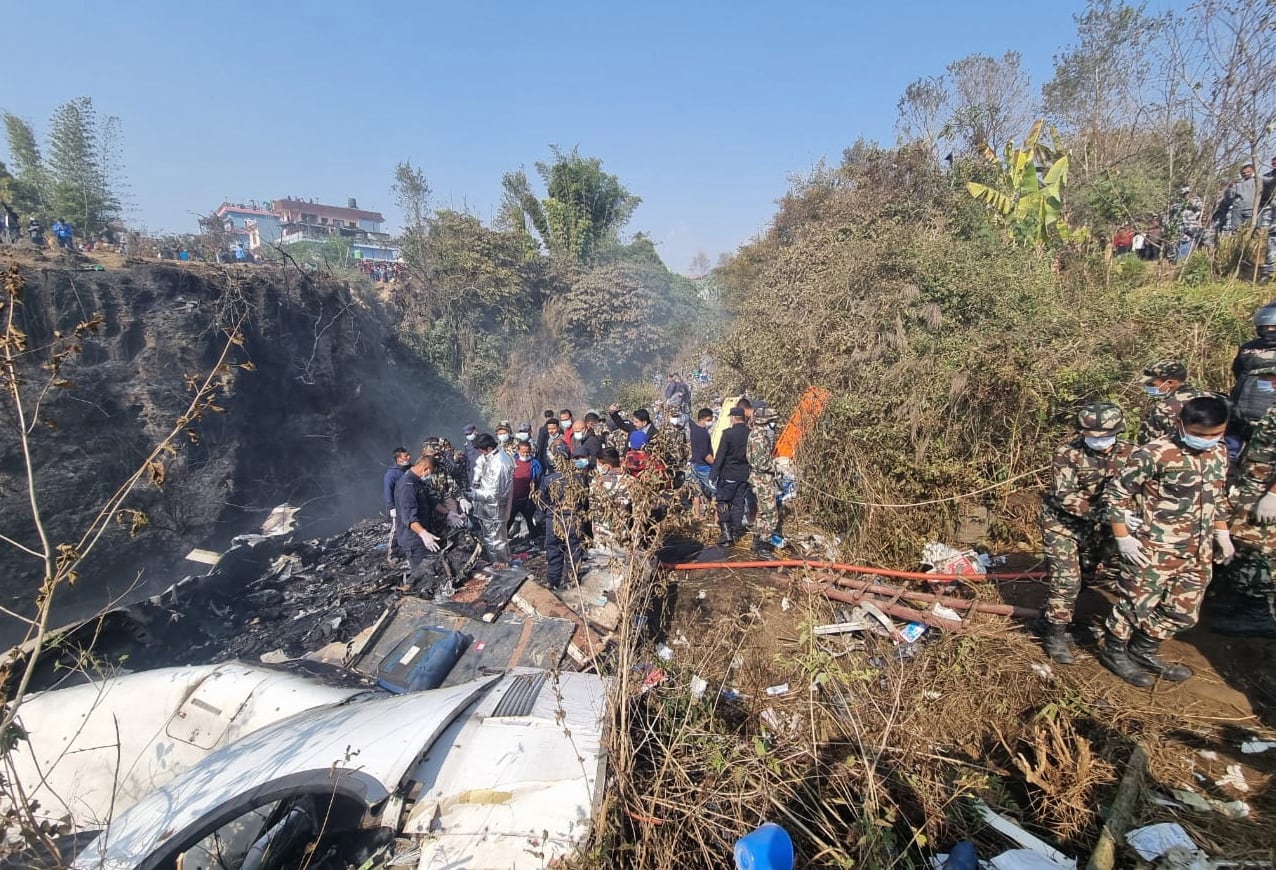 Pokhara (Nepal), 15/01/2023.- Rescue teams work at the wreckage of a Yeti Airlines ATR72 aircraft after it crashed in Pokhara, Nepal, 15 January 2023. A Yeti Airlines ATR72 aircraft with 68 passengers and four crew members aboard crashed into a gorge after takeoff from the Pokhara International Airport. According to officials from the Nepal Civil Aviation Authority, 40 bodies have been recovered so far. EFE/EPA/BIJAYA NEUPANE
