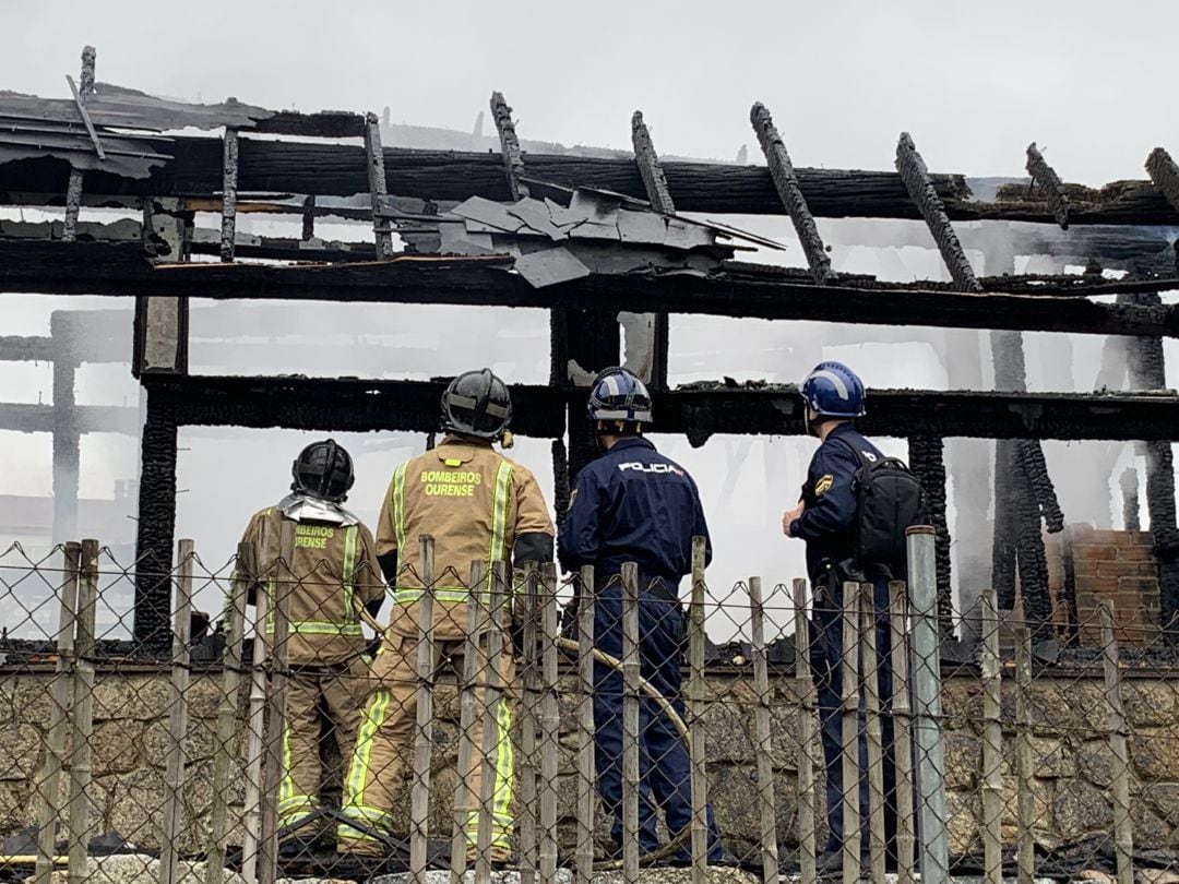 Dos miembros de la policía científica realizaron ayer una primera inspección del lugar pero tuvieron que abandonar las instalaciones ante el riesgo de derrumbe