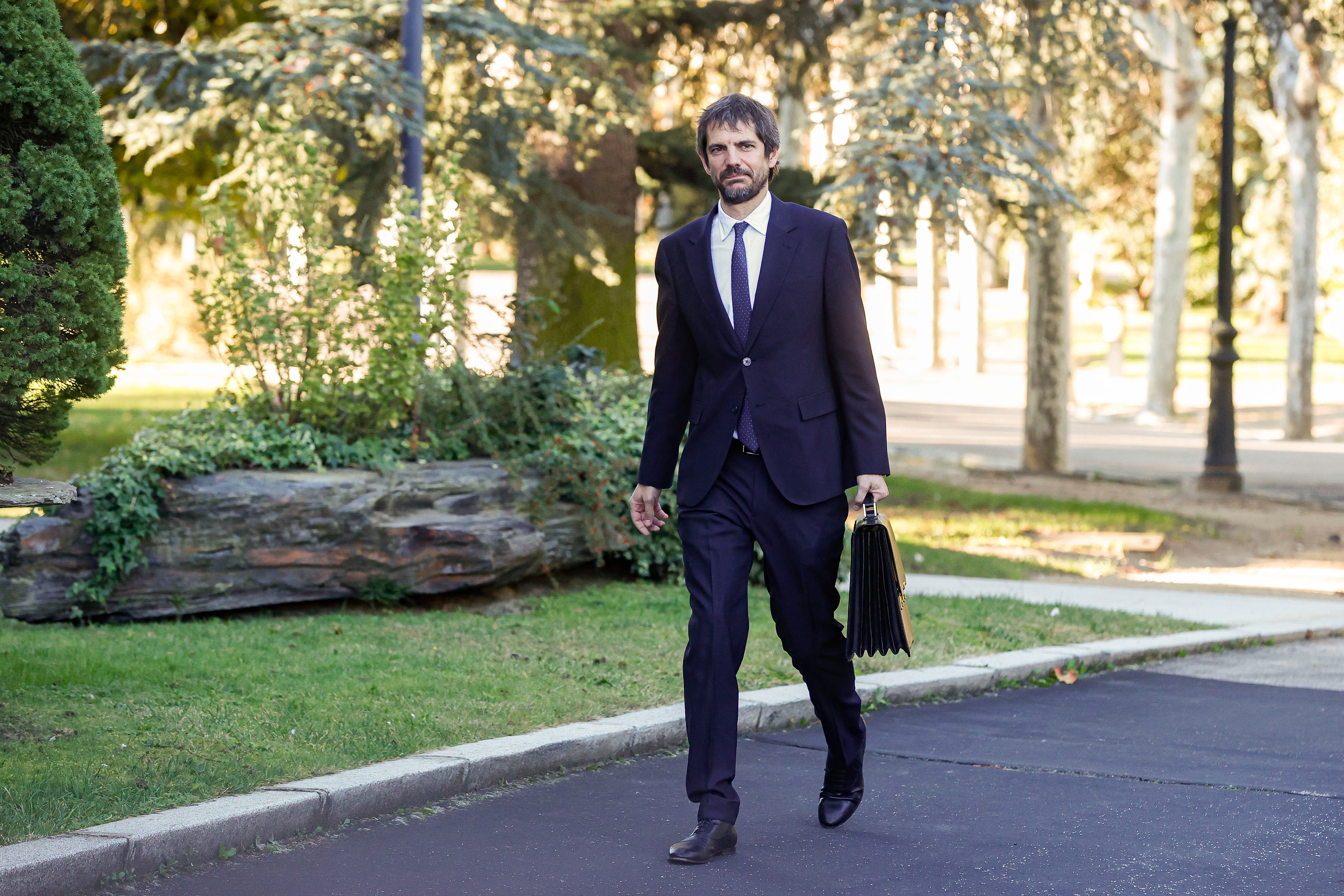 El ministro de Cultura, Ernest Urtasun, a su llegada ese miércoles al Palacio de La Moncloa para asistir al primer Consejo de Ministros del nuevo gabinete de Pedro Sánchez. EFE/Juan Carlos Hidalgo