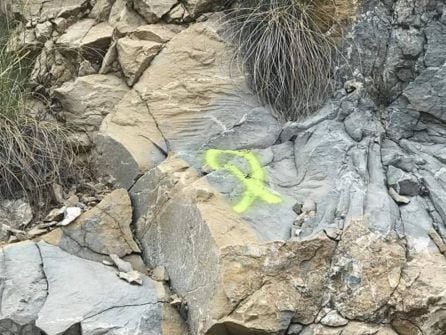 Lazos amarillos en la Sierra del Cid en Petrer