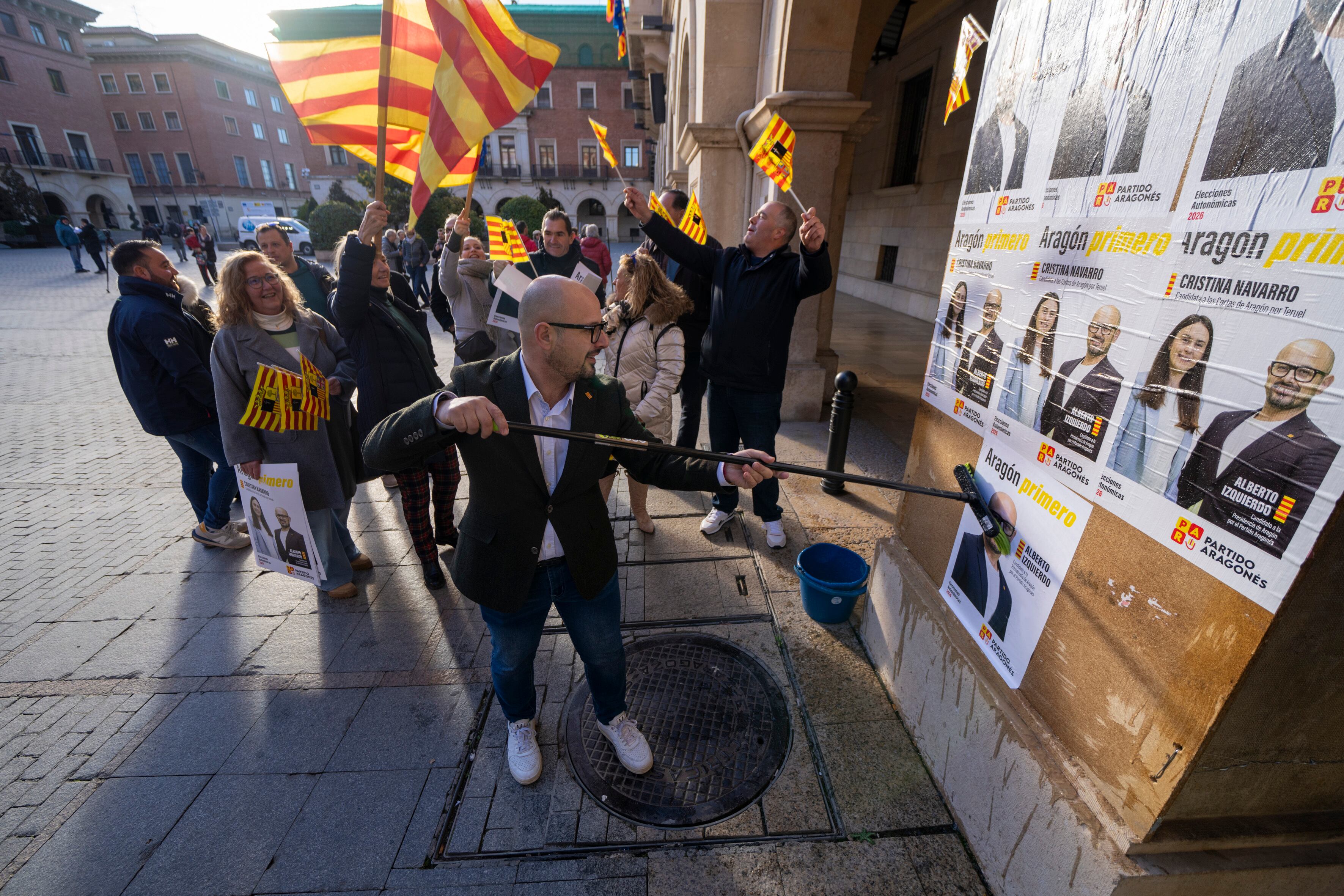 TERUEL, 23/01/2026.- Alberto Izquierdo, candidato a la presidencia del gobierno de Aragon por el PAR, durante la tradicional tradicional pegada de carteles electorales de los partidos políticos, este viernes en la plaza San Juan de Teruel. EFE/Antonio García