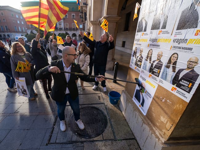 TERUEL, 23/01/2026.- Alberto Izquierdo, candidato a la presidencia del gobierno de Aragon por el PAR, durante la tradicional tradicional pegada de carteles electorales de los partidos políticos, este viernes en la plaza San Juan de Teruel. EFE/Antonio García