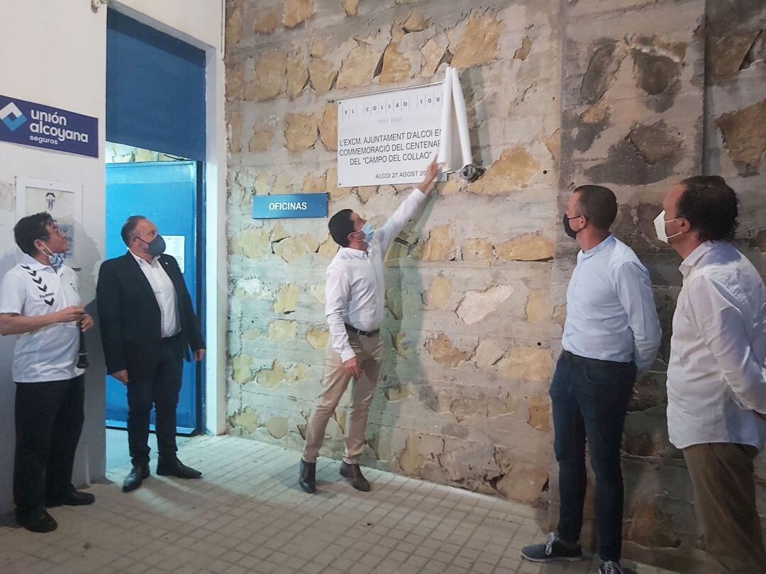 Instante en el que el alcalde Toni Francés descubre la placa conmemorativa, bajo la atenta mirada del presidente del Alcoyano, Toni Justicia, el concejal de Deportes, Alberto Belda, el portavoz de Compromís, Màrius Ivorra y el músico Hiroshi Fujii que int