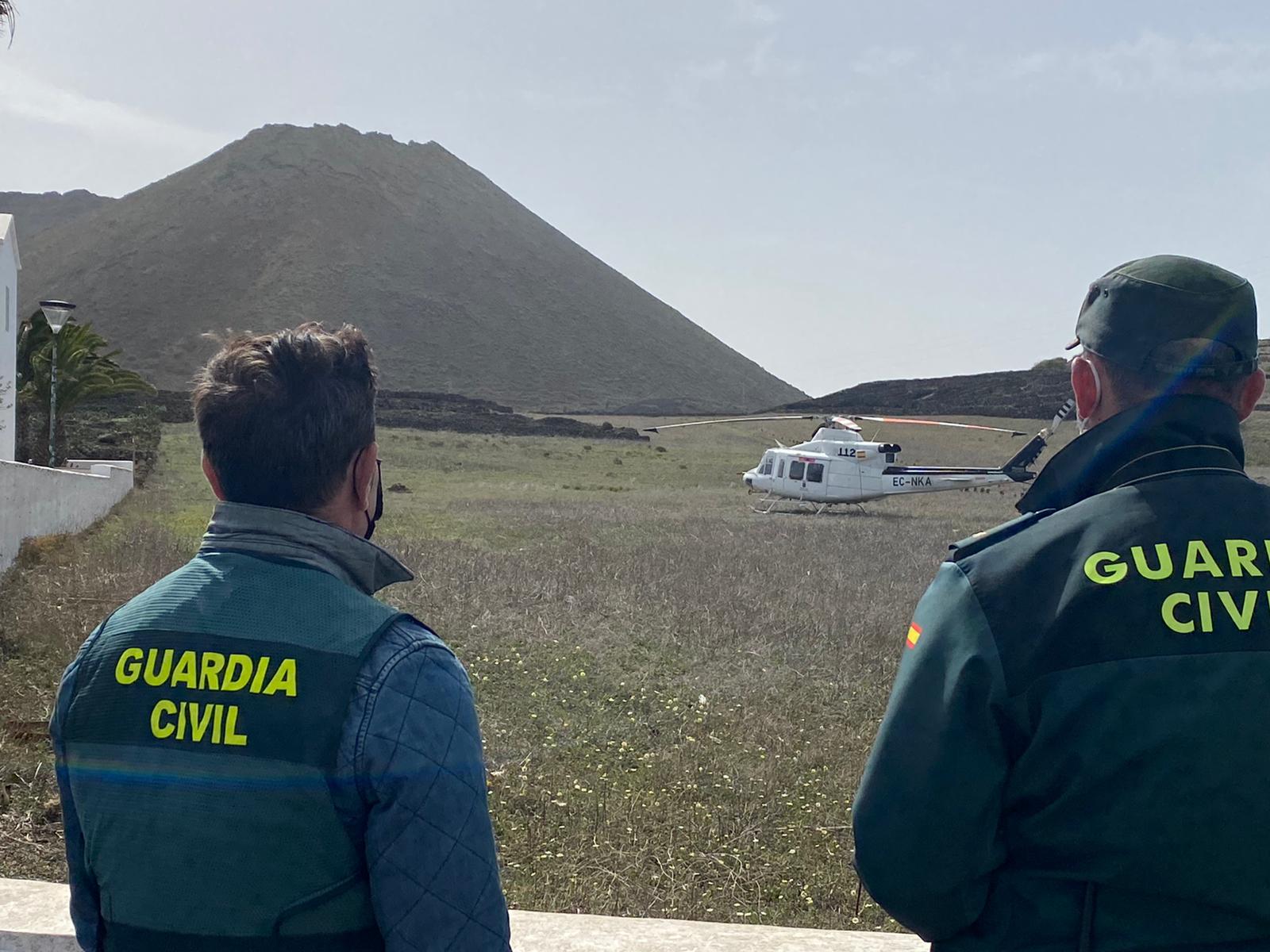 Agentes de la Guardia Civil y el helicóptero de Emergencias junto al Volcán de La Corona.