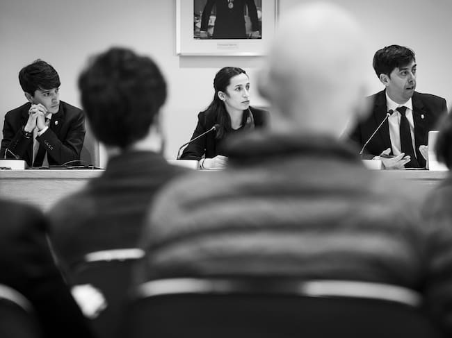 El conseller d'Habitatge, Marc Torrent, amb els cònsols d'Andorra la Vella, durant la sessió del consell de comú