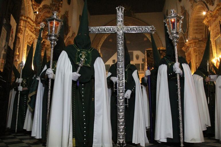 Nazarenos de la hermandad de La Esperanza antes de iniciar su estación de penitencia