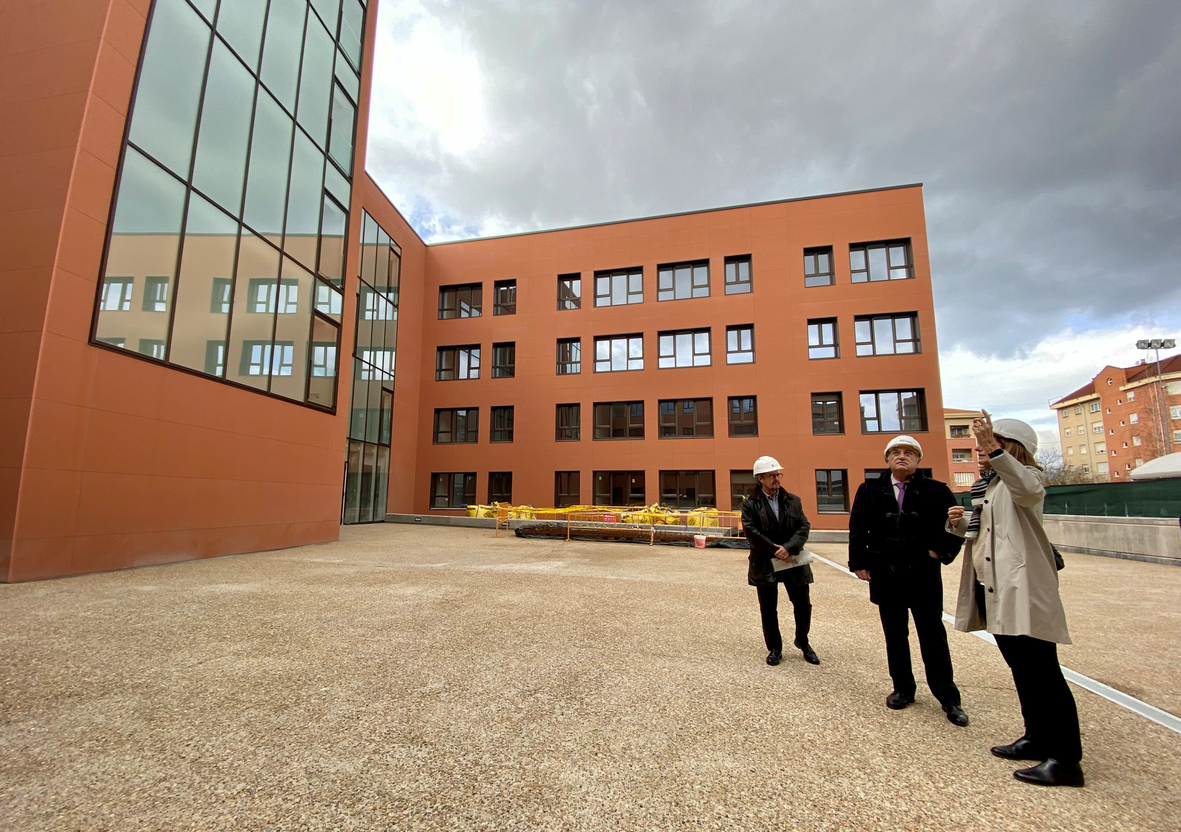 El consejero Iñaki Arriola ha visitado las obras de los apartamentos para jóvenes de Lakuabizakarra