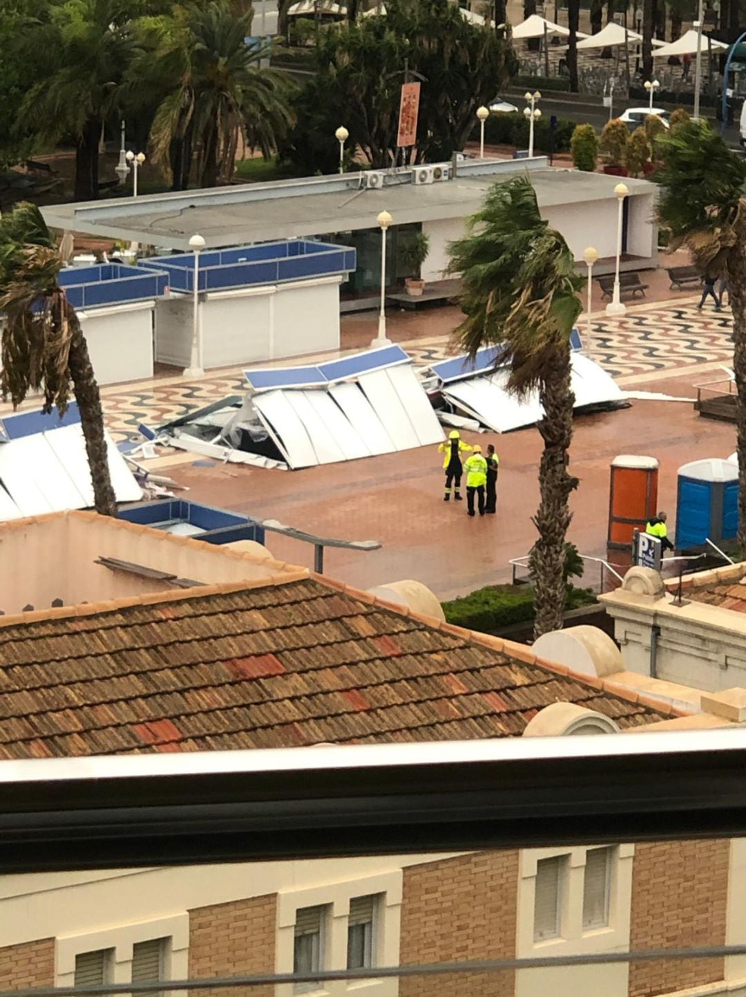 Varios policías comprueban el estado de las casetas del mercadillo en el Puerto el día de la gota fría.