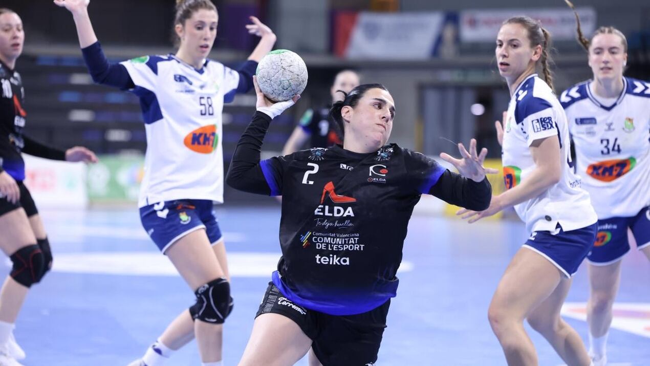 Lucía García se dispone a lanzar a puerta