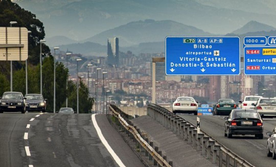 La Xunta de Galicia ha actualizado este lunes su listado de países y regiones de registro obligatorio para los viajeros que visiten la comunidad, una herramienta en la que tendrán que anotarse los llegados desde seis comunidades españolas