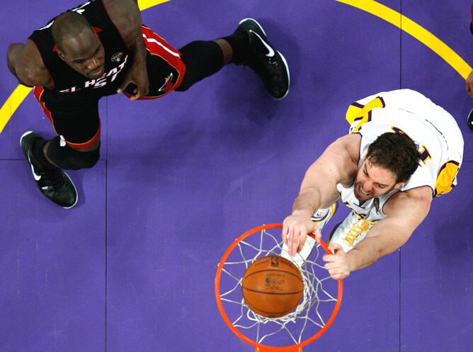 Pau anota en la victoria de los Lakers ante los Heat de Miami