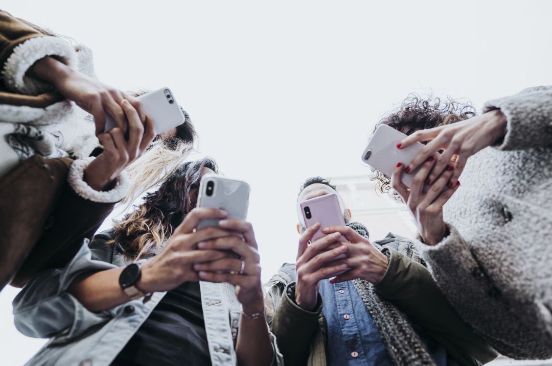 Foto de archivo de jóvenes utilizando un &#039;smartphone&#039;.