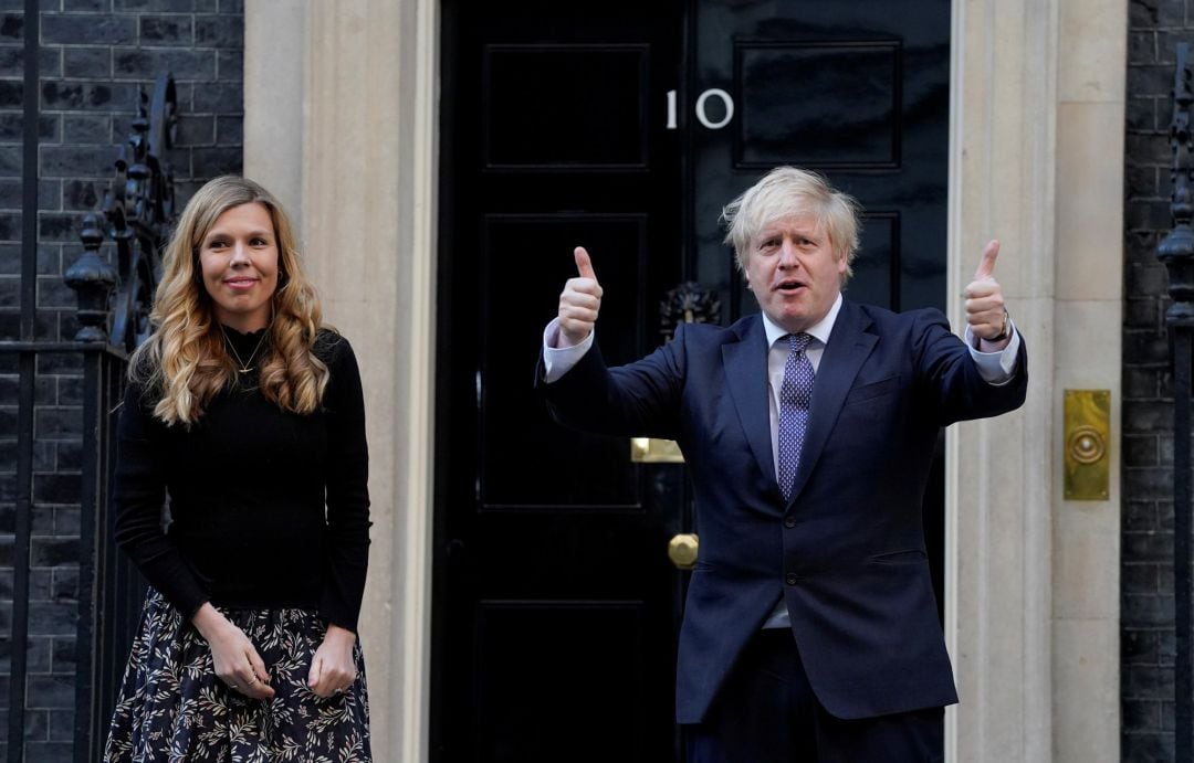 El primer ministro británico, Boris Johnson, y su compañera Carrie Symonds aplauden a las afueras de su domicilio en el número 10 de Downing Street (Londres) durante la campaña &#039;Clap for our Carers&#039; en apoyo del sistema de salud británico. 