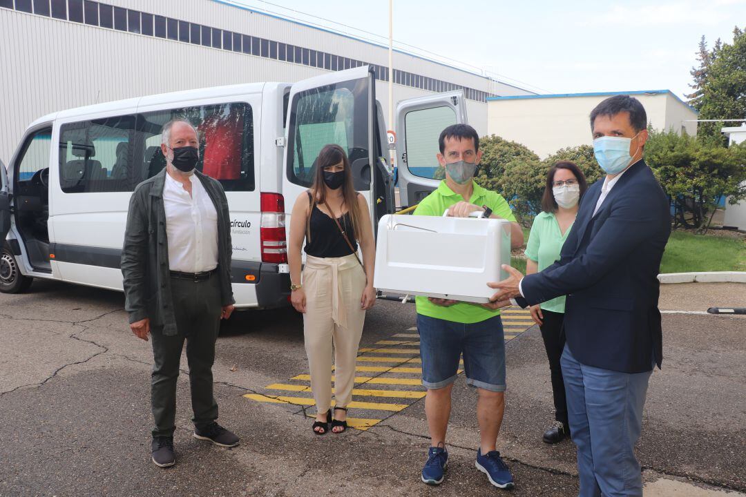 Momento de la entrega de los materiales