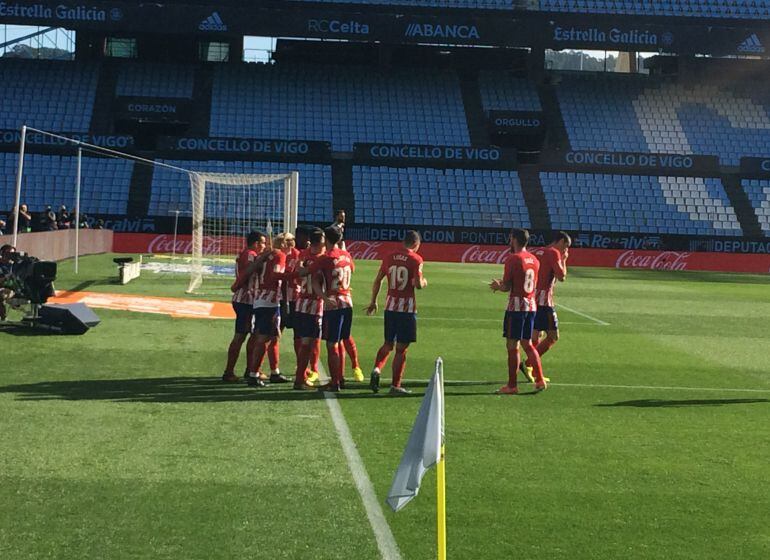 Los jugadores del Atlético de Madrid celebran el gol de Kevin Gameiro frente al Celta en Balaídos.