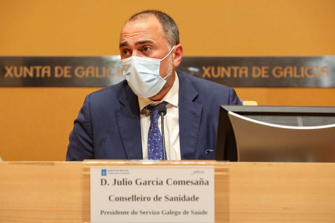 El conselleiro de Sanidade, Julio García Comesaña, en la rueda de prensa