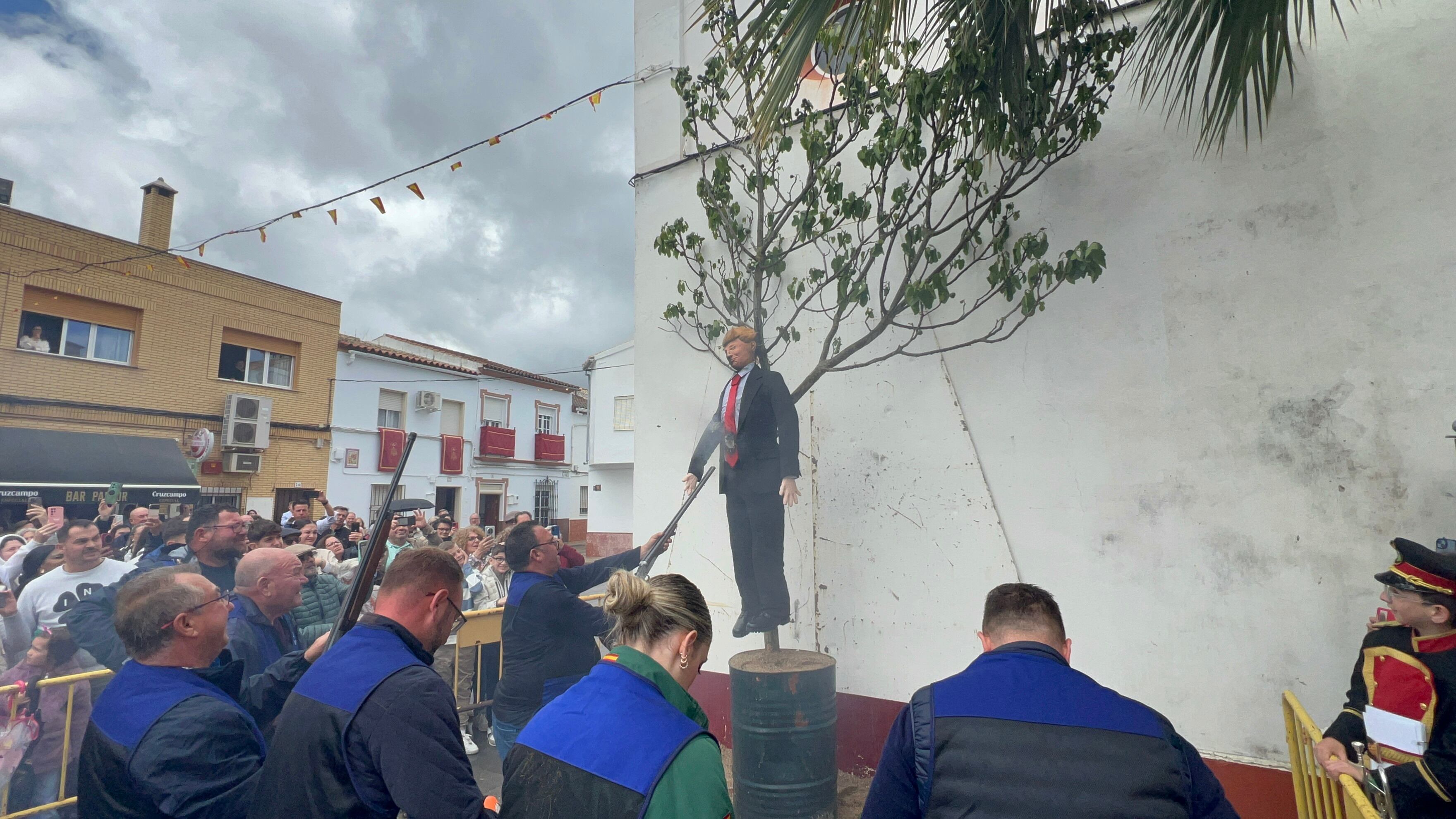 Una figura de un muñeco rubio vestido con un traje de chaqueta oscuro con una gran corbata roja, que recrea a Donald Trump, presidente de EEUU, ha sido &#039;tiroteado&#039; y &#039;quemado&#039; en el municipio sevillano de Coripe, donde cada Domingo de Resurrección se lincha a una figura de Judas que representa a alguien cuya acción es reprobable bajo el criterio de los vecinos. 