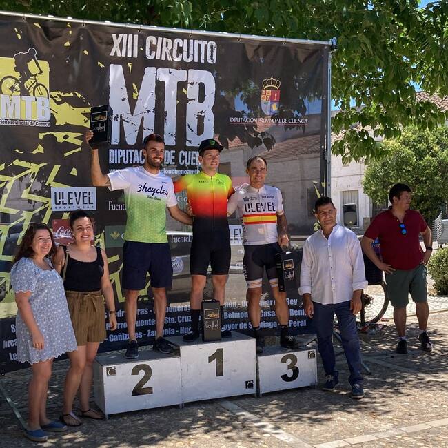 Podio de la prueba ciclista en Belmonte
