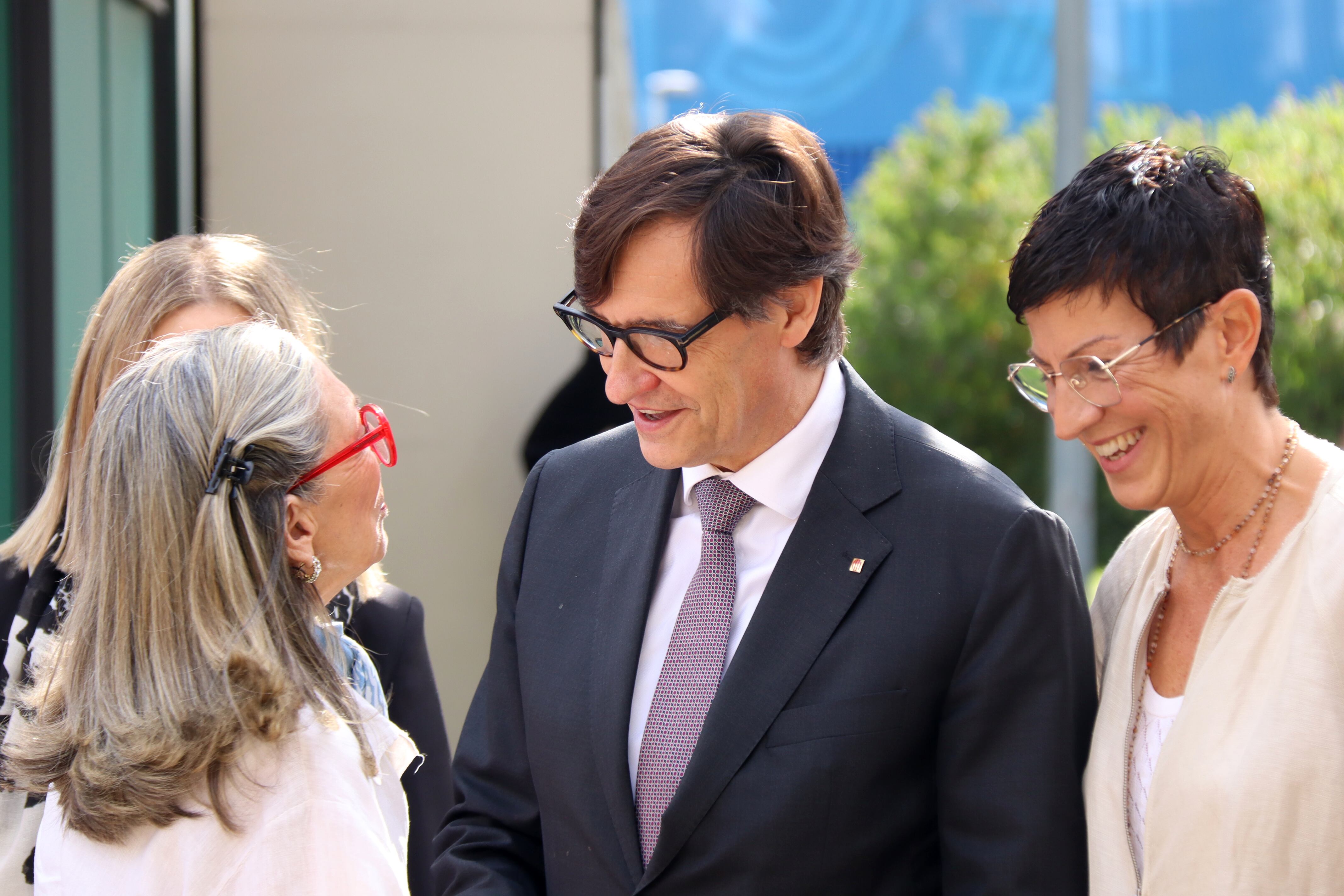 El president Salvador Illa saluda la filla de Paco Candel aquest divendres