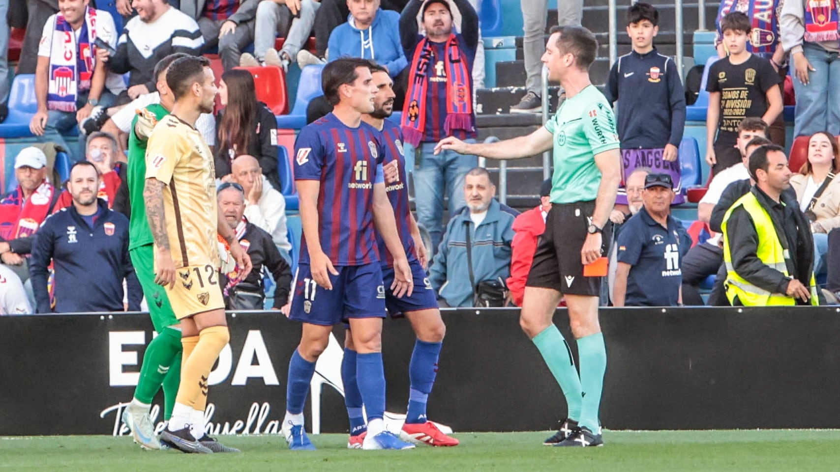 Momento de la expulsión de Juanto Ortuño en el partido ante el Málaga