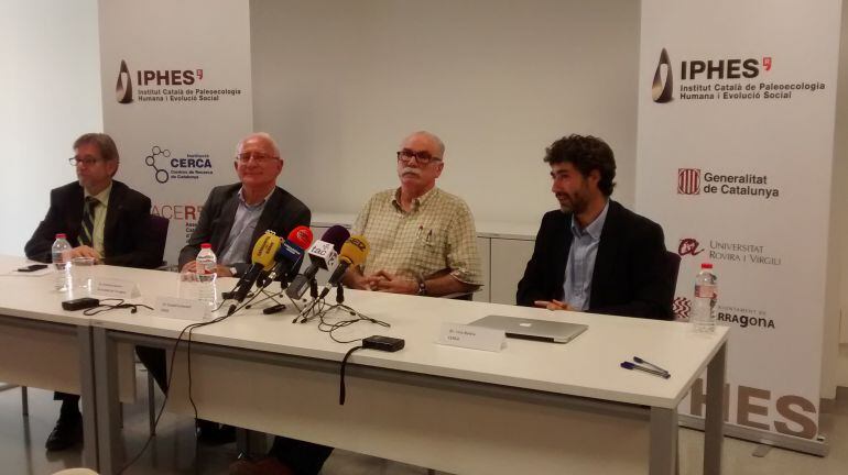 Eudalt Carbonell acompanyat de representants de l'ajuntament de Tarragona i la URV.